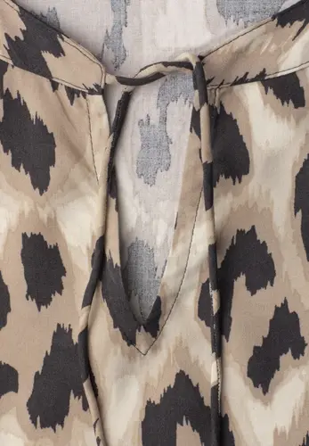 Blusenshirt mit Split Neck und Smokdetail