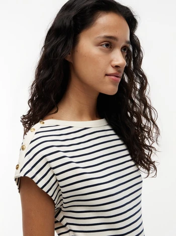 GOLD BTN CAP-SLV BOAT-NK TEE